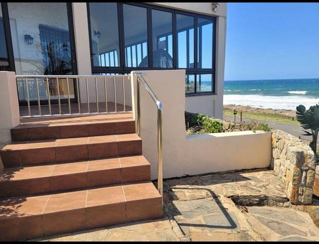 4 BEDROOM APARTMENT FOR SALE IN UVONGO BEACH